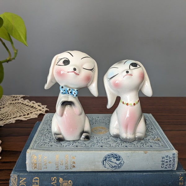 Couple de chiens aux grands yeux en porcelaine // chiens anthropomorphes amoureux // figurines de chiens fantaisistes peintes à la main // figurines dalmates / chiens de la Saint-Valentin