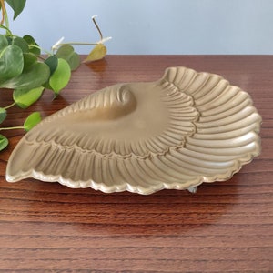 Vintage shell trinket dish // vintage brass-tone footed tray // vintage shell shape catch-all // multi-use crustacean core shell bowl