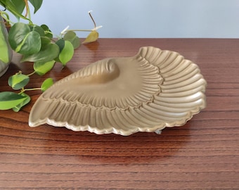 Vintage shell trinket dish // vintage brass-tone footed tray // vintage shell shape catch-all // multi-use crustacean core shell bowl