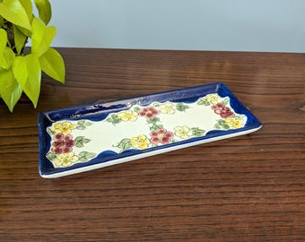 Malowana ręcznie ceramiczna taca z kwiatami // niebiesko-biała ceramika // ceramika portugalska / artystyczna taca na przystawki / wzór kwiatowy / artykuły kuchenne