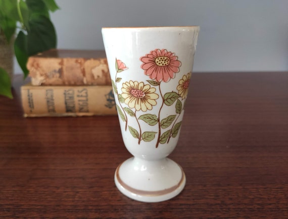 Vintage ceramic vase with retro flowers // pedestal vase // goblet with 70s flowers // mid-century vase daisies // flowercore stoneware vase