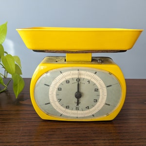 Vintage yellow kitchen scale // retro fruit and vegetable scale // vintage scale in kilos // made in Italy // yellow home decor