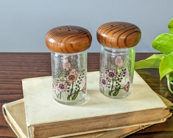 Saliera e pepiera in legno e vetro / utensili da cucina moderni della metà del secolo / saliera e pepiera in vetro trasparente con fiori rosa / nucleo del cottage