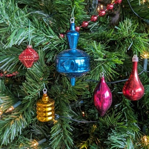 5 adornos navideños vintage // Adornos navideños de la década de 1960 // decoración navideña vintage // decoración navideña colorida // Navidad de mediados de siglo