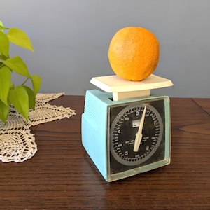 Light blue kitchen scale / retro fruit and vegetable scale / vintage scale in kilos / made in Ireland / blue home decor / midcentury kitchen