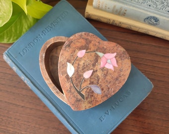 Caja de joyería de esteatita con incrustaciones de nácar // caja de baratijas en forma de corazón // almacenamiento de joyas de piedra vintage // Regalo de San Valentín // regalo para ella