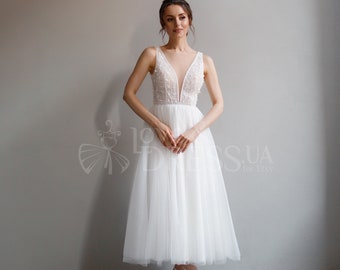 Kurzes Brautkleid mit Spitzenkorsett, Langarm-Midi-Hochzeitskleid, romantisches Elopement-Kleid mit V-Ausschnitt und Tüll-Teelänge