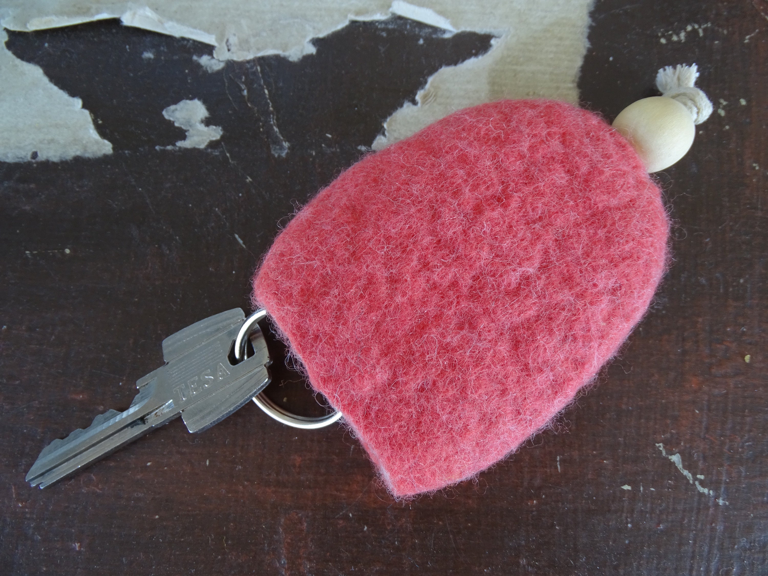 Porte-clé de voiture artisanal fait à la main en feutre de laine