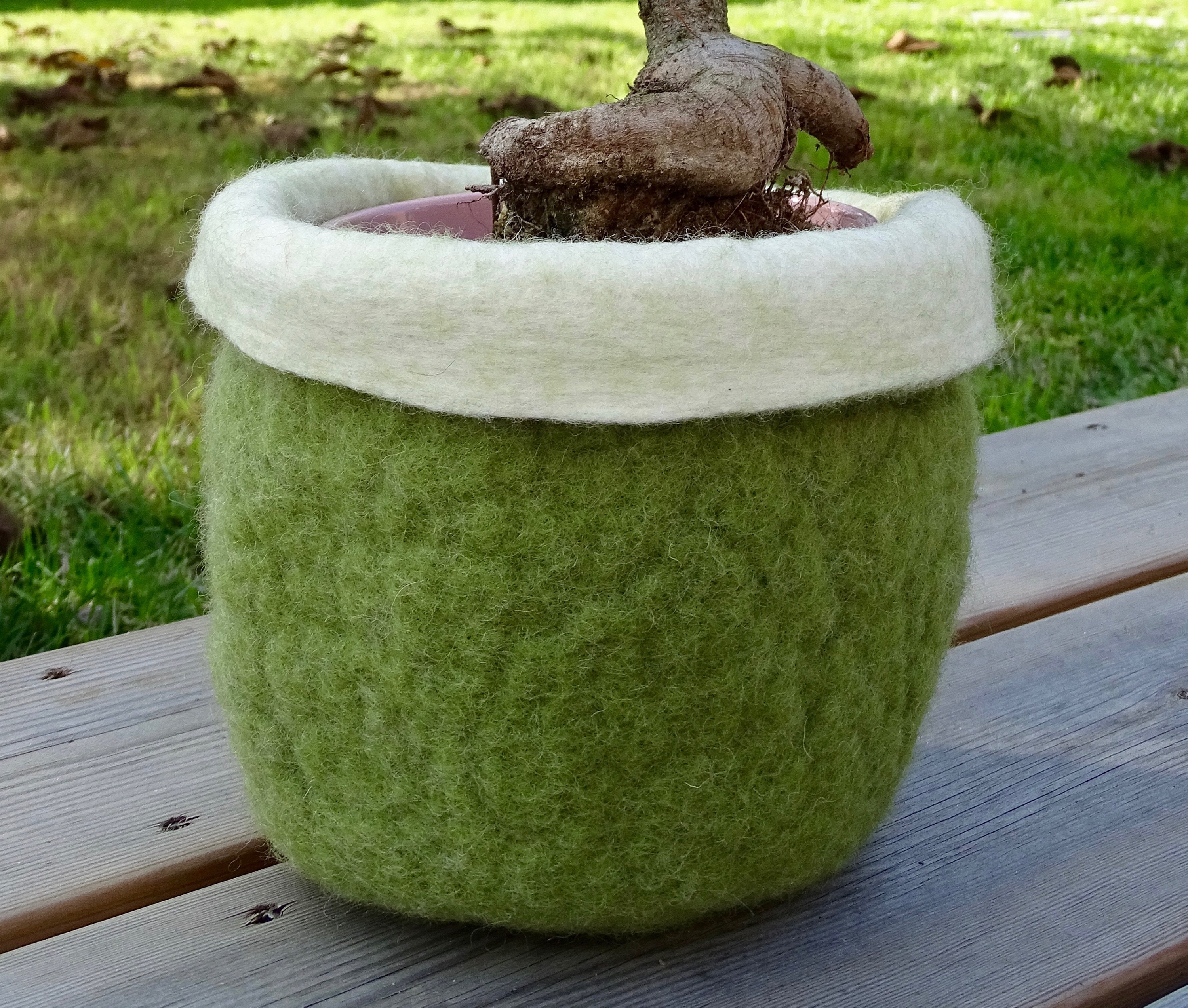 Cache Pot Fait Main en Laine Feutrée de Couleur Vert Mousse/Blanc Cassé