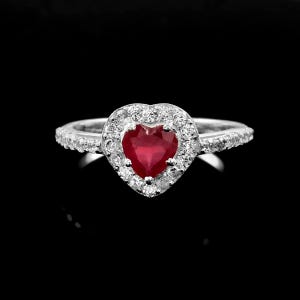 Könnte beinhalten: Ein silberner Ring mit einem herzförmigen Rubin, der von einem Heiligenschein aus kleineren Diamanten umgeben ist.