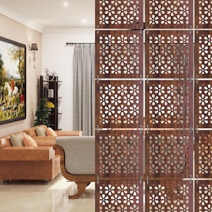 Op de afbeelding: Een bruine houten roomdivider met een bloemenpatroon. De divider bestaat uit zes vierkante panelen die aan elkaar zijn verbonden. De panelen zijn in een verticale rij gerangschikt.