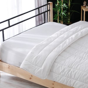 100% Natural Wool Comforter, Quilted Sateen Cotton Cover( No noise), Medium Weight, Hypoallergenic, Temperature Regulator, Use Any Season