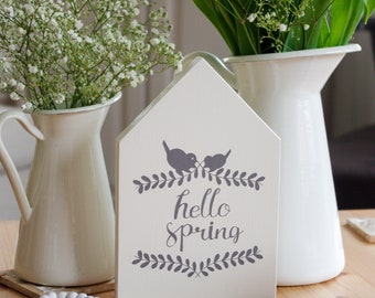 Holzhaus ''Hello Spring'' mit Verzierungen und Vogelmotiv,  Holzaufsteller, Frühlingsschild, Frühlingsdeko, Landhausdeko, Miniblock