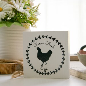 Holzschild &#39;&#39;Farm Fresh Eggs&#39;&#39;, Minischild mit Kranz, Farmhouse, Landhausschild, Schild mit Motiv