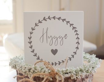 Holzschild mit Kranzmotiv, Hygge, Minischild, Holzaufsteller, Dekoschild, Geschenk, Landhausschild