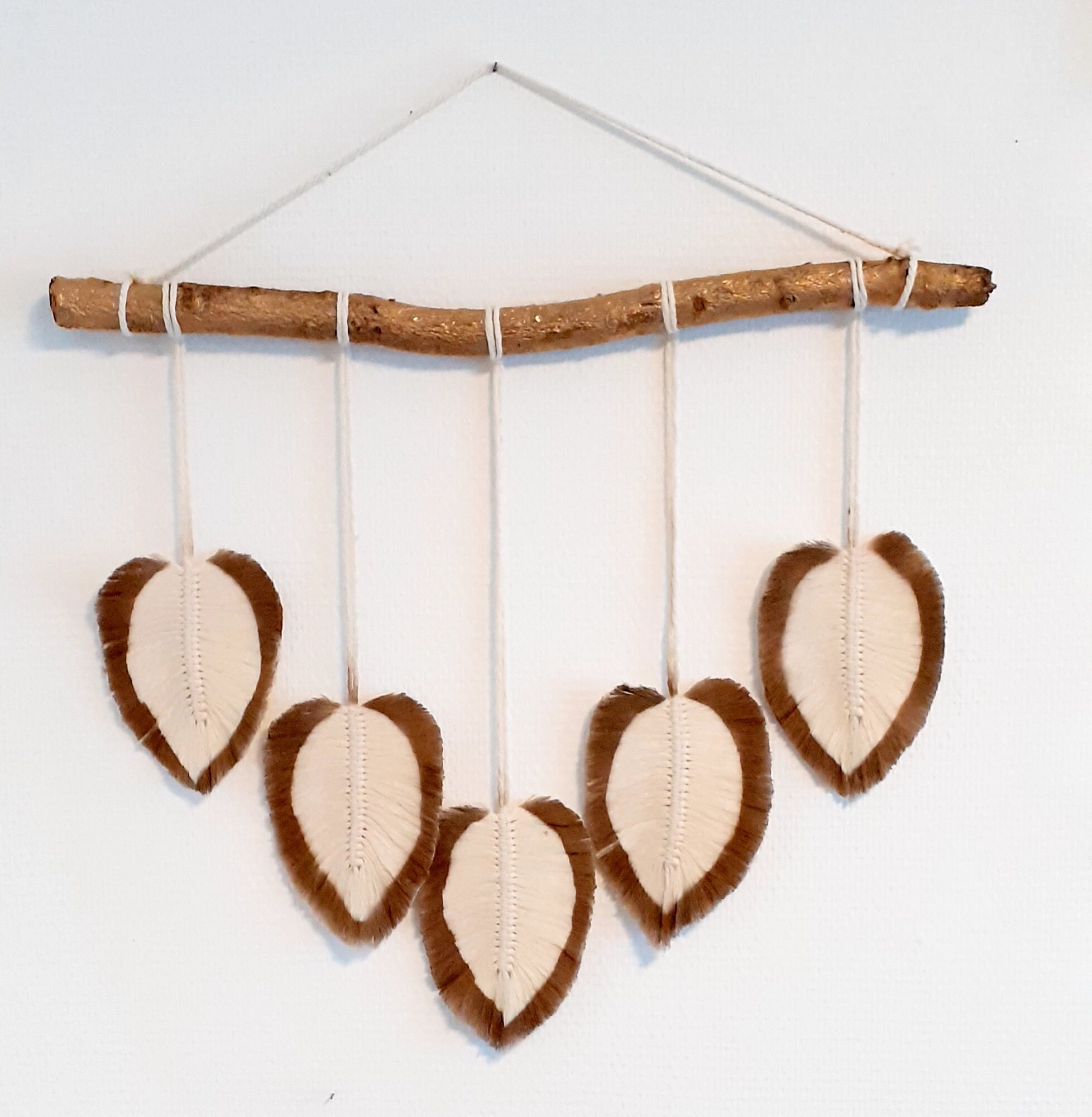 Suspension Murale Dorée de 5 Plumes en Macramé sur Bois