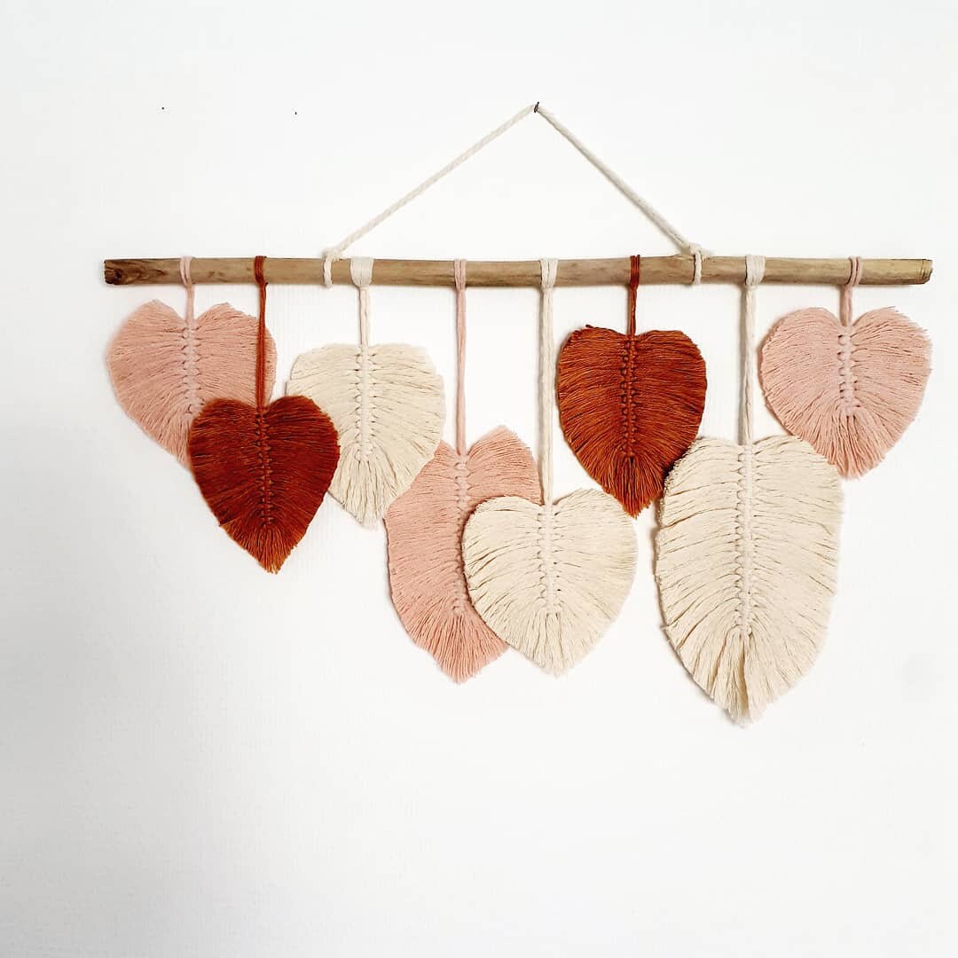 Suspension Bohème à 8 Plumes en Macramé avec Bois Flotté