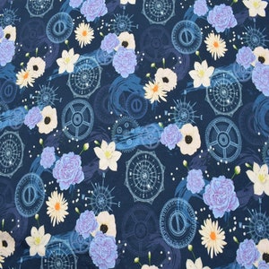 Könnte beinhalten: Ein marineblauer Stoff mit einem sich wiederholenden Muster aus weißen Kompassrosen, stilisierten Zahnrädern und weißen und violetten Blumen.