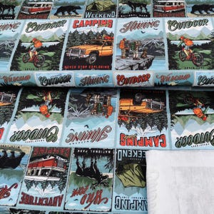 Könnte beinhalten: Hellblaues Gewebe mit einem sich wiederholenden Muster von Outdoor-Abenteuerszenen. Das Design umfasst Illustrationen von Campern, Mountainbikern und Fahrzeugen mit Texten wie "Camping", "Hiking" und "Outdoor".