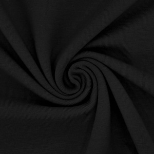 Puede incluir: Tela de canalé negra con una superficie suave y texturizada. La tela está doblada y retorcida, creando un patrón de remolino.