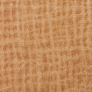 Può includere: Primo piano di un tessuto strutturato color beige con un motivo sottile e screziato. Il materiale sembra essere tessuto, con una superficie leggermente irregolare. L'effetto complessivo è un tono caldo e neutro, adatto a varie applicazioni tessili.