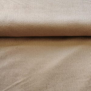 Könnte beinhalten: Nahaufnahme eines beigefarbenen Cordstoffs mit gerippter Struktur. Der Stoff ist in der Mitte gefaltet und zeigt die Struktur auf beiden Seiten.