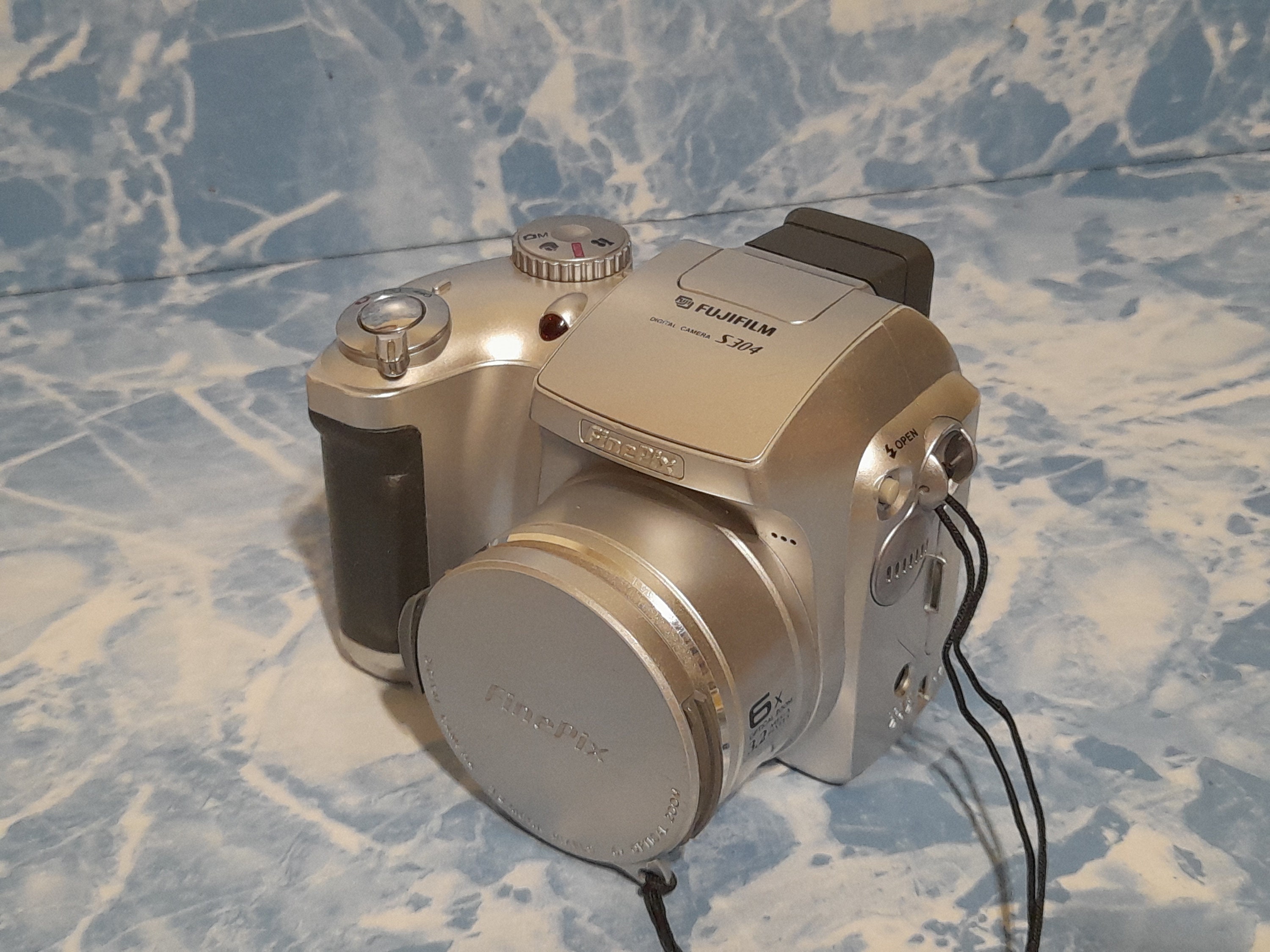 Fujifilm FinePix EZ シルバー デジタルカメラ Amazon | FUJIFILM デジタルカメラ FinePix(ファインピックス) Z700EXR