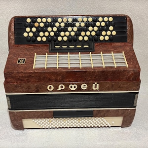 Bayan Orpheus en funcionamiento, 120 bajos, 5 registros, 3 voces, Bayan marrón, instrumento musical, Bayan 4/4, Bayan con 87 teclas, Bayan de cinco filas.