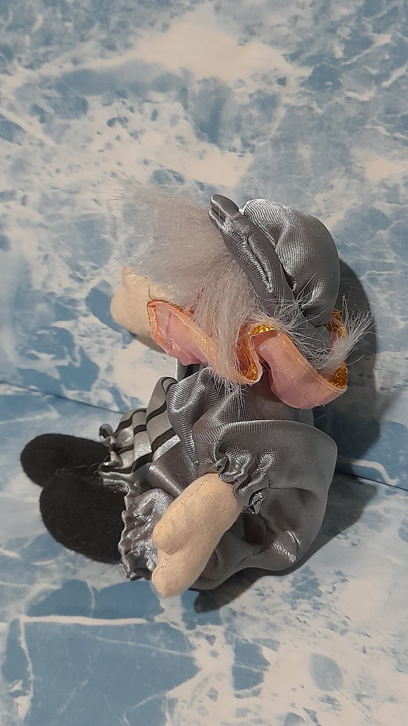 アンティーク磁器ピエロ人形：希少なハーレクインコレクターズアイテム