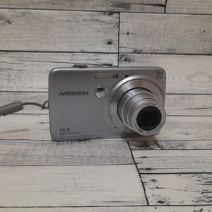 Medion MD 86821 Digital Camera, 14MP, 5x Zoom, Vintage Compact Camera, Retro Point and Shoot, Silver, Tested, Early 2010s Tech