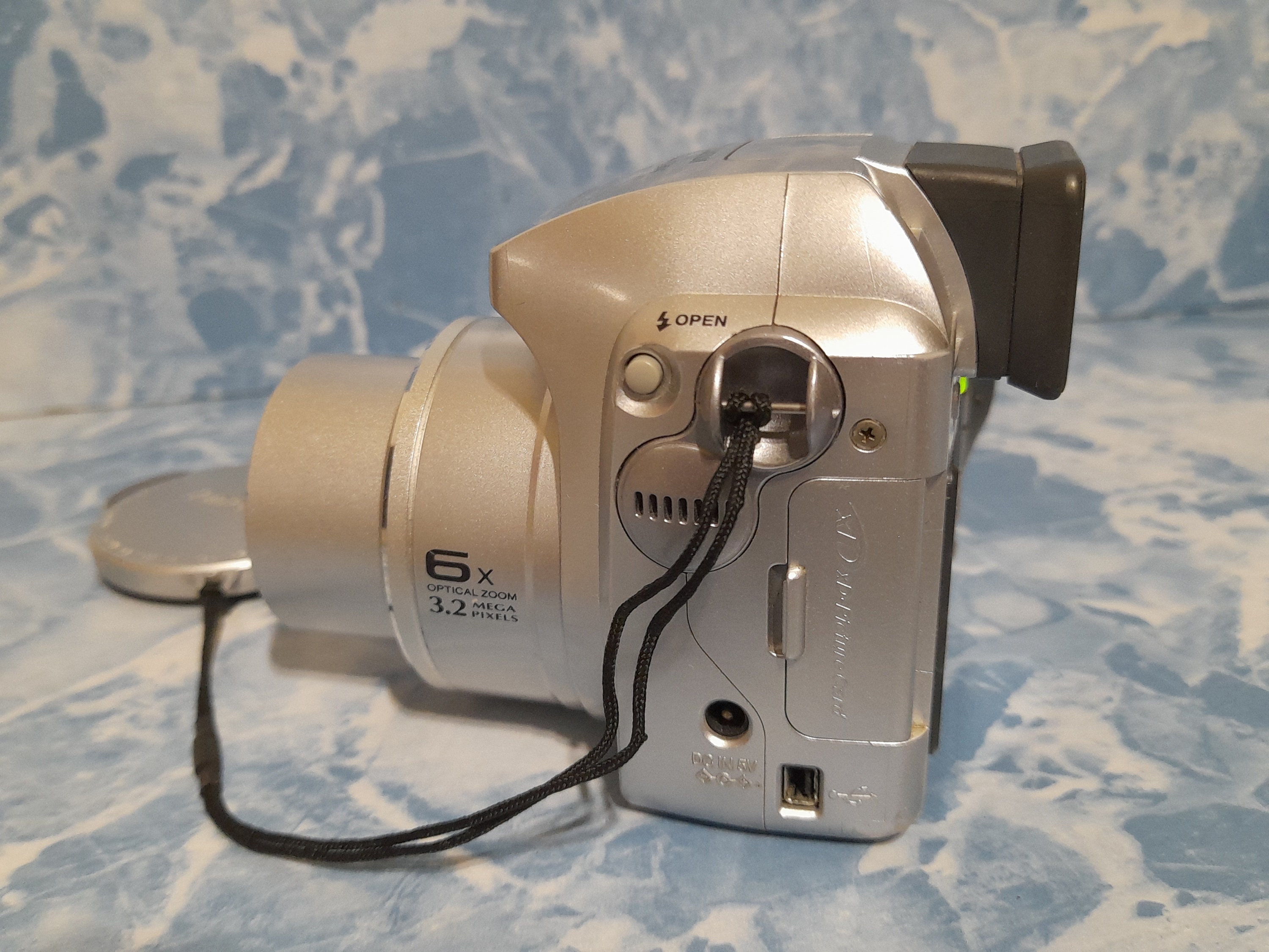Vintage Fujifilm Finepix S304 Digital Camera: 6x Optical Zoom, 3.2