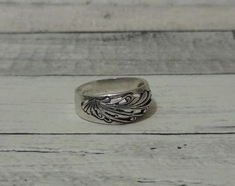 Vintage USSR Sterling Silver Ring, Engraved Feather Motif, Size 18