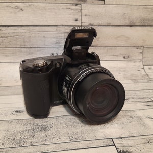 Appareil photo numérique Nikon Coolpix L120 12 Mpx vintage auto-déclencher avec zoom 15x Flash escamotable Testé fonctionne très bien