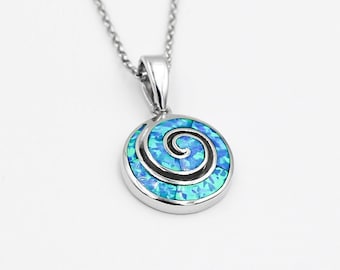 Könnte beinhalten: Eine silberne Halskette mit einem blauen Opal-Anhänger mit Spiralmuster.