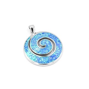 Può includere: Un ciondolo circolare caratterizzato da un inserto iridescente blu vibrante disposto a spirale. Il design è racchiuso in una cornice in metallo color argento lucido con una piccola contromaglia integrata sulla parte superiore.