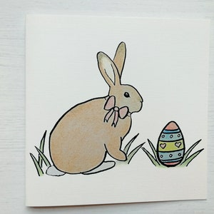 Lapin de Pâques imprimé de haute qualité dessiné à la main avec la carte de Pâques d’oeufs de Pâques