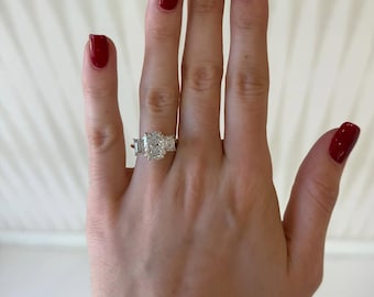 5 Karat Längliche Kissen Lab Grown Diamant Drei-Stein-Verlobungsring mit Smaragd-Akzenten