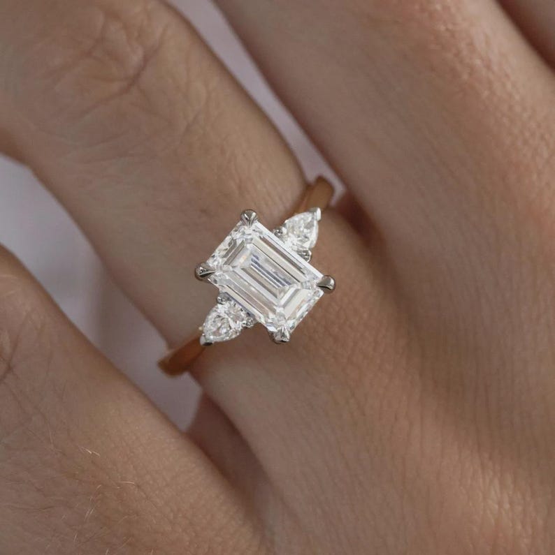 Anello di fidanzamento trilogy con diamante taglio smeraldo sintetico da 2 carati in oro bicolore. immagine 3
