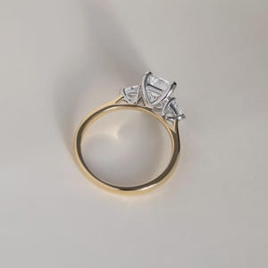 Anello di fidanzamento trilogy con diamante taglio smeraldo sintetico da 2 carati in oro bicolore. immagine 8