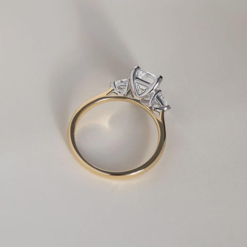 Anello di fidanzamento trilogy con diamante taglio smeraldo sintetico da 2 carati in oro bicolore. immagine 8