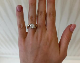 3 Karat Runder Labor Diamant gezüchteter Diamant-Bypass-Verlobungsring IGI-zertifizierter Twisted-Schaft
