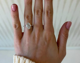 3 Karat ovaler Diamant-Verlobungsring mit rosa Diamantakzenten