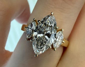 3 Karat Marquise Lab Grown Diamant Drei-Steine-Verlobungsring mit Marquise-Akzenten