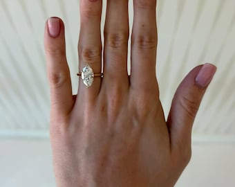 5 Karat Marquise Lab Zuchtdiamant Tulip Stil Kopf und akzentuierte Brücke Verlobungsring