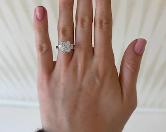 5 Karat strahlender Labradorit Ring mit drei Steinen Tulip Setting Trapez Seitensteine
