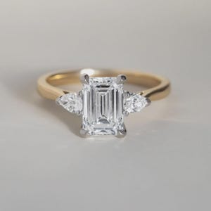 Anello di fidanzamento trilogy con diamante taglio smeraldo sintetico da 2 carati in oro bicolore. immagine 9