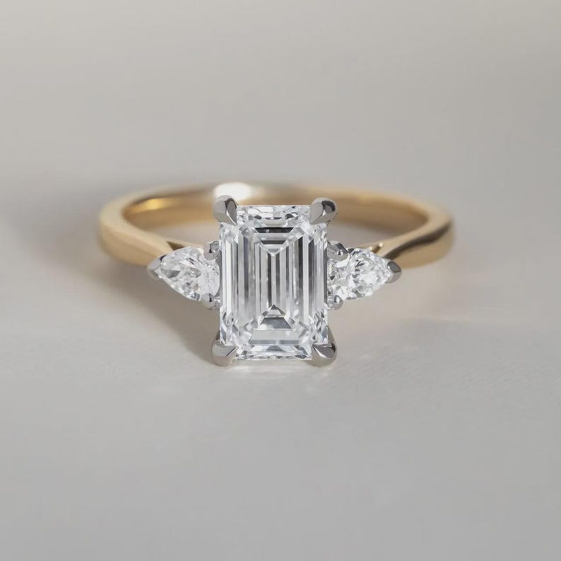 Anello di fidanzamento trilogy con diamante taglio smeraldo sintetico da 2 carati in oro bicolore. immagine 9