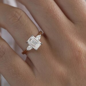 Anello di fidanzamento trilogy con diamante taglio smeraldo sintetico da 2 carati in oro bicolore. immagine 5