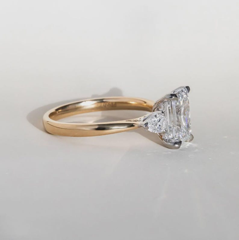 Anello di fidanzamento trilogy con diamante taglio smeraldo sintetico da 2 carati in oro bicolore. immagine 7
