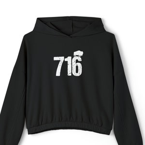 Op de afbeelding: Zwart hoodie met een witte afbeelding van het nummer 716 en een buffelsilhouet.